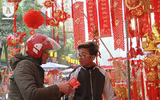 Hàng Mã rực đỏ ngày giáp Tết